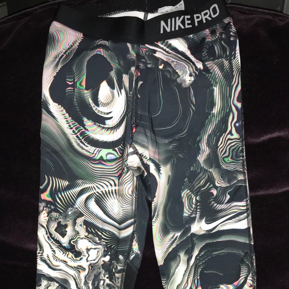 Nike pro warped galaxy capri leggings small - Picture 2 of 4